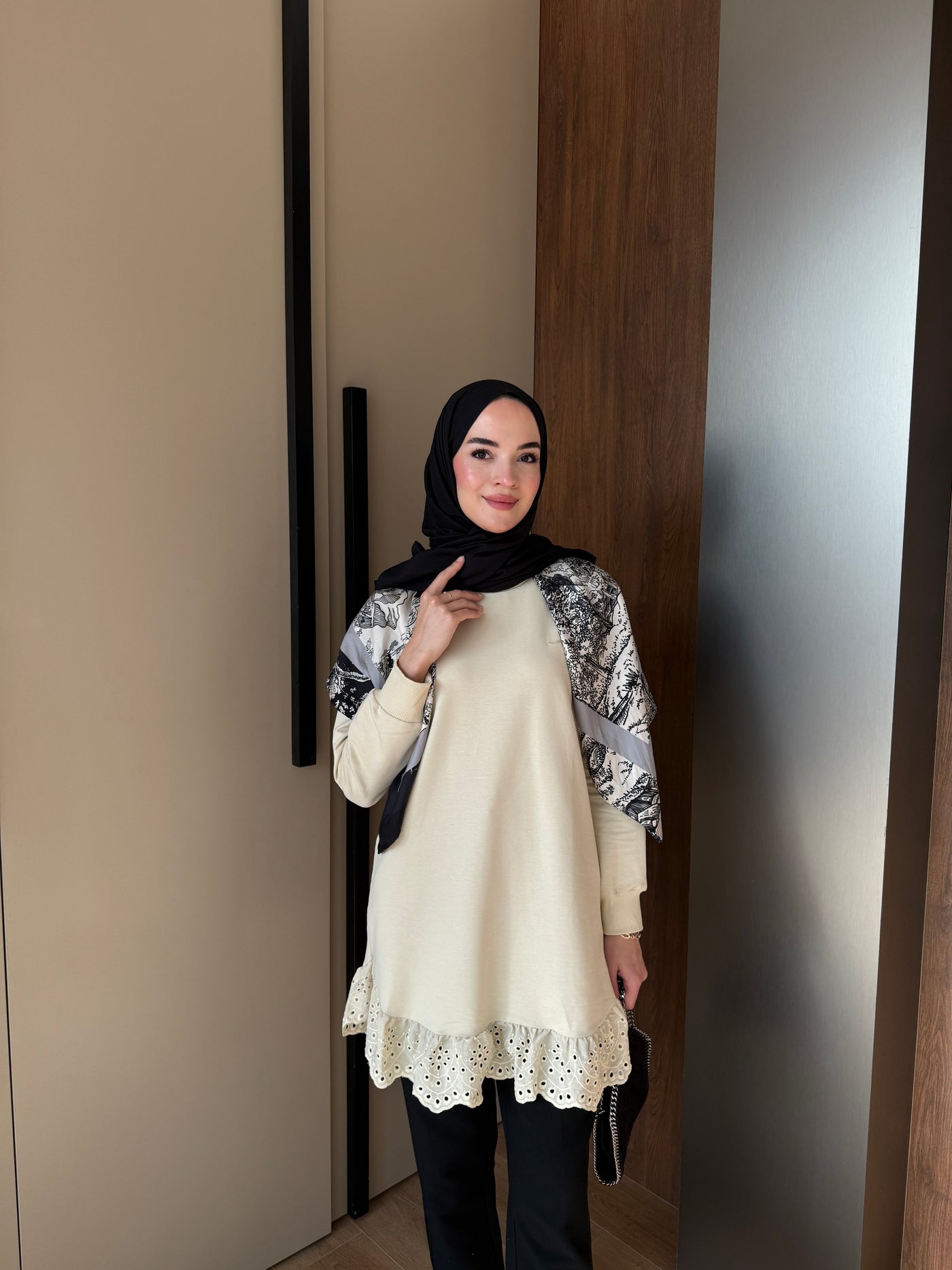 Bej MK Etek Uçu Dantelli Sweat
