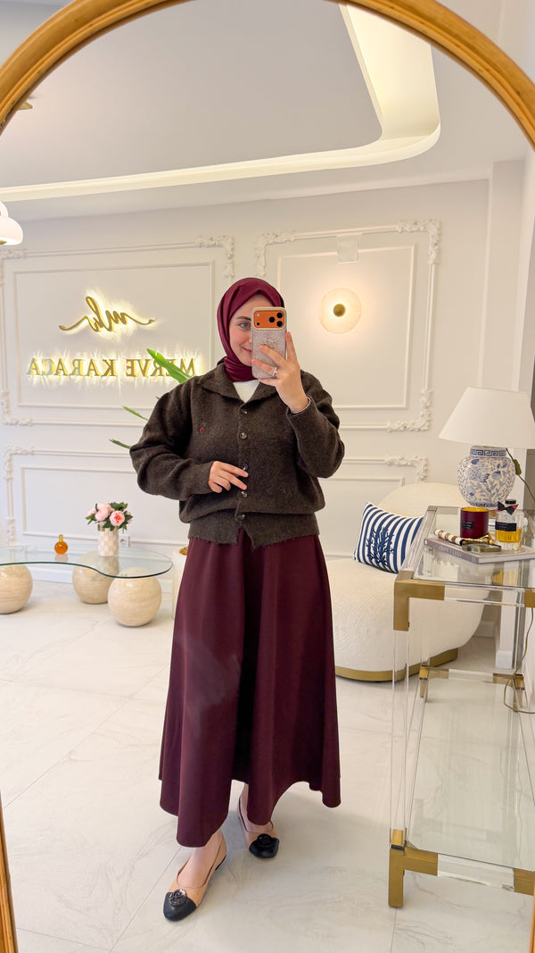 Kahverengi Düğmeli Yarımbalıkçı Kısa Hırka