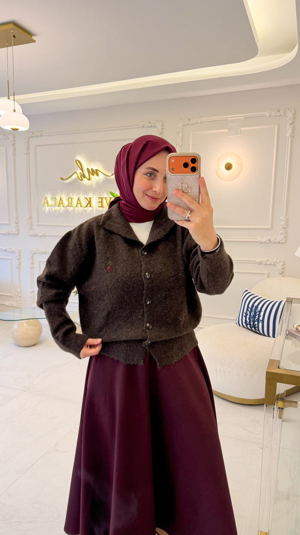 Kahverengi Düğmeli Yarımbalıkçı Kısa Hırka